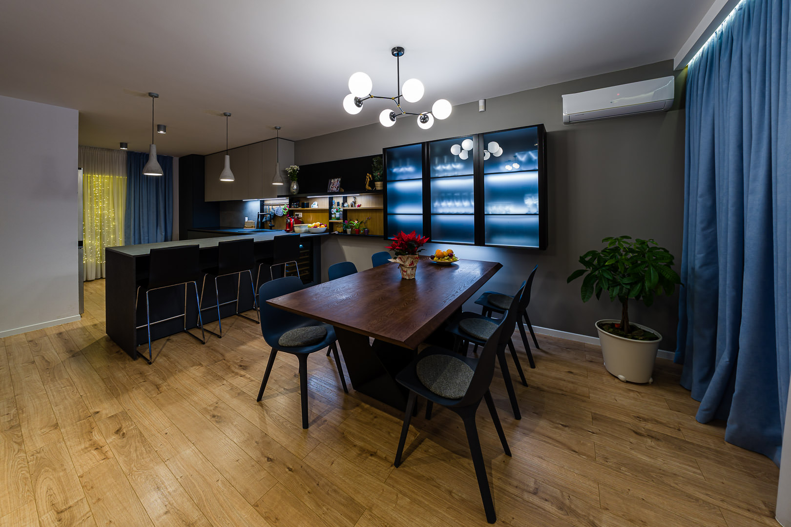 Bucătărie open space de casă nouă, realizată din Fenix, creată pentru o familie tânără și dinamică
